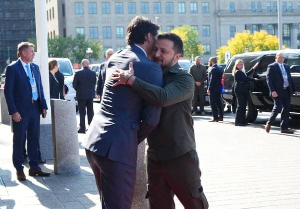 Kanada, Justin Trudeau trifft Wolodymyr Selenskyj in Ottawa September 22, 2023, Ottawa, ON, Canada: Prime Minister Justin Trudeau hugs Ukrainian President Volodymyr Zelenskyy as he arrives on Parliament Hill in Ottawa on Friday, Sept. 22, 2023. Ottawa Canada  - ZUMAc35_ 20230922_zaf_c35_012 Copyright: xSeanxKilpatrickx