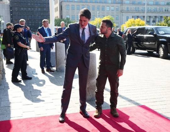 Kanada, Justin Trudeau trifft Wolodymyr Selenskyj in Ottawa September 22, 2023, Ottawa, ON, Canada: Prime Minister Justin Trudeau welcomes Ukrainian President Volodymyr Zelenskyy as he arrives on Parliament Hill in Ottawa on Friday, Sept. 22, 2023. Ottawa Canada  - ZUMAc35_ 20230922_zaf_c35_013 Copyright: xSeanxKilpatrickx