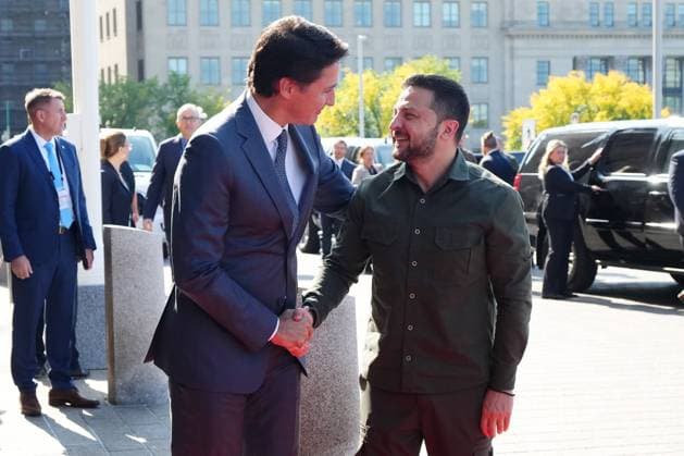 Kanada, Justin Trudeau trifft Wolodymyr Selenskyj in Ottawa September 22, 2023, Ottawa, ON, Canada: Ukrainian President Volodymyr Zelenskyy, right, is greeted by Prime Minister Justin Trudeau as he arrives at Parliament Hill in Ottawa on Friday, Sept. 22, 2023. Ottawa Canada  - ZUMAc35_ 20230922_zaf_c35_018 Copyright: xSeanxKilpatrickx