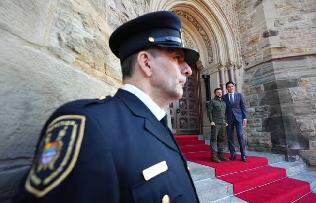 Kanada, Justin Trudeau trifft Wolodymyr Selenskyj in Ottawa September 22, 2023, Ottawa, ON, Canada: Prime Minister Justin Trudeau poses with Ukrainian President Volodymyr Zelenskyy as he arrives on Parliament Hill in Ottawa on Friday, Sept. 22, 2023. Ottawa Canada  - ZUMAc35_ 20230922_zaf_c35_016 Copyright: xSeanxKilpatrickx