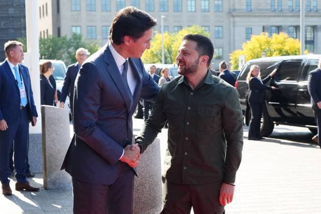 Kanada, Justin Trudeau trifft Wolodymyr Selenskyj in Ottawa September 22, 2023, Ottawa, ON, Canada: Ukrainian President Volodymyr Zelenskyy, right, is greeted by Prime Minister Justin Trudeau as he arrives at Parliament Hill in Ottawa on Friday, Sept. 22, 2023. Ottawa Canada  - ZUMAc35_ 20230922_zaf_c35_021 Copyright: xSeanxKilpatrickx