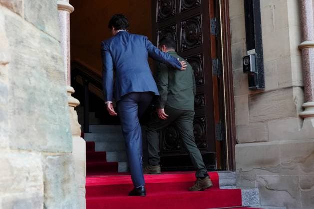 Kanada, Justin Trudeau trifft Wolodymyr Selenskyj in Ottawa September 22, 2023, Ottawa, ON, Canada: Ukrainian President Volodymyr Zelenskyy, right, is greeted by Prime Minister Justin Trudeau as he arrives at Parliament Hill in Ottawa on Friday, Sept. 22, 2023. Ottawa Canada  - ZUMAc35_ 20230922_zaf_c35_022 Copyright: xSeanxKilpatrickx