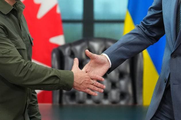 News Bilder des Tages Kanada, Justin Trudeau trifft Wolodymyr Selenskyj in Ottawa September 22, 2023, Ottawa, ON, Canada: Prime Minister Justin Trudeau shakes hands with Ukrainian President Volodymyr Zelenskyy on Parliament Hill in Ottawa on Friday, Sept. 22, 2023. Ottawa Canada  - ZUMAc35_ 20230922_zaf_c35_028 Copyright: xSeanxKilpatrickx