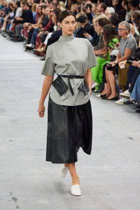 Mailand Fashion Week, Tod s Modenschau - Model Irina Shayk News - Tod s - Fashion show and details - Milan Fashion Week - Womenswear Spring Summer 2024 Irina Shayk walks the runway at the Tod s fashion show during the Milan Fashion Week Womenswear Spring Summer 2024 on September 22, 2023 in Milan, Italy. Ã? Photo: Cinzia Camela. Milan Italy  Copyright: xIPA ABACAx BRIPA20230922_884 IPA ABACAx BRIPA20230922_884
