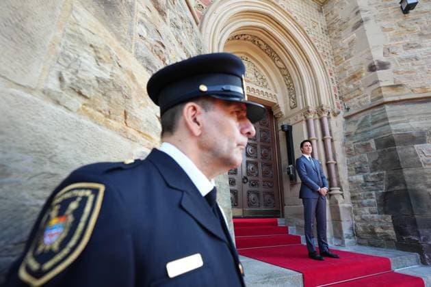 Kanada, Justin Trudeau trifft Wolodymyr Selenskyj in Ottawa September 22, 2023, Ottawa, ON, Canada: Prime Minister Justin Trudeau waits for the arrival of Ukrainian President Volodymyr Zelenskyy at Parliament Hill in Ottawa on Friday, Sept. 22, 2023. Ottawa Canada  - ZUMAc35_ 20230922_zaf_c35_039 Copyright: xSeanxKilpatrickx