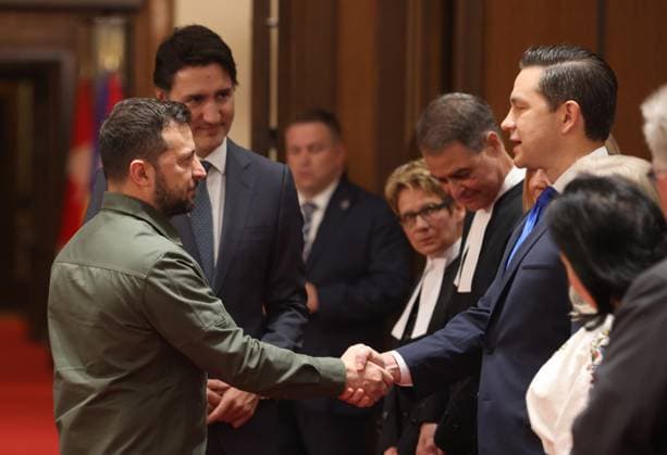Kanada, Justin Trudeau trifft Wolodymyr Selenskyj in Ottawa September 22, 2023, Ottawa, ON, Canada: Ukrainian President Volodymyr Zelenskyy is greeted by Conservative Leader Pierre Poilievre while Prime Minister Justin Trudeau looks on as they arrive at a signing ceremony on Parliament Hill in Ottawa on Friday, Sept. 22, 2023. Ottawa Canada  - ZUMAc35_ 20230922_zaf_c35_049 Copyright: xPatrickxDoylex