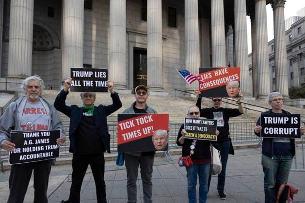 News Themen der Woche KW38 USA, Proteste gegen Donald Trump vor dem Supreme Court in New York September 22, 2023, New York, New York, USA: People hold signs that read Ã¢â‚¬oeTrump lies all the timeÃ¢â‚¬Â Ã¢â‚¬oeTrump is corruptÃ¢â‚¬Â Ã¢â‚¬oeHow many lawyers does it take to screw a democracy?Ã¢â‚¬Â Ã¢â‚¬oeThank you A.G. James for holding Trump accountableÃ¢â‚¬Â and signs with images of Trump that read Ã¢â‚¬oeLies have consequencesÃ¢â‚¬Â Ã¢â‚¬oeTick Tock Times Up!Ã¢â‚¬Â Protesters stand outside New York Supreme Court while former President Donald TrumpÃ¢â‚¬â ¢s lawyers appear before Judge Arthur Engoron for a pre-trial conference in New York Attorney General Letitia JamesÃ¢â‚¬â ¢ fraud lawsuit against Trump and his company. New York USA - ZUMAr174 20230922_znp_r174_002 Copyright: xGinaxMxRandazzox