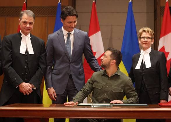 Kanada, Justin Trudeau trifft Wolodymyr Selenskyj in Ottawa September 22, 2023, Ottawa, ON, Canada: Ukrainian President Volodymyr Zelenskyy, Prime Minister Justin Trudeau, Speaker of the House of Commons Anthony Rota, left, and Speaker of the Senate Raymonde Gagne, right, take part in a signing ceremony on Parliament Hill in Ottawa on Friday, Sept. 22, 2023. Ottawa Canada - ZUMAc35_ 20230922_zaf_c35_056 Copyright: xPatrickxDoylex