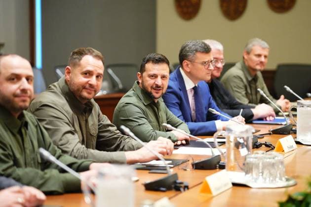 September 22, 2023, Ottawa, ON, Canada: Ukrainian President Volodymyr Zelenskyy (centre) takes part in an expanded bilateral meeting with Prime Minister Justin Trudeau in Ottawa on Friday, Sept. 22, 2023. Ottawa Canada  - ZUMAc35_ 20230922_zaf_c35_060 Copyright: xSeanxKilpatrickx