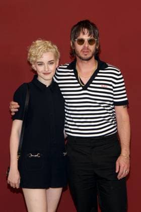Milan, Milan Fashion Week, Spring Summer 2024 - Gucci Fashion Show - Guests Milan Fashion Week, Spring Summer 2024 Gucci Fashion Show Arrivals. Pictured: Julia Garner and Mark Foster Milan Italy  Copyright: xIPA ABACAx BRIPA20230922_1022 IPA ABACAx BRIPA20230922_1022