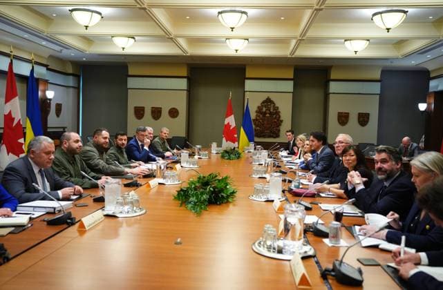 September 22, 2023, Ottawa, ON, Canada: Ukrainian President Volodymyr Zelenskyy (centre left ) and Prime Minister Justin Trudeau (centre right) take part in an expanded bilateral meeting in Ottawa on Friday, Sept. 22, 2023. Ottawa Canada  - ZUMAc35_ 20230922_zaf_c35_064 Copyright: xSeanxKilpatrickx