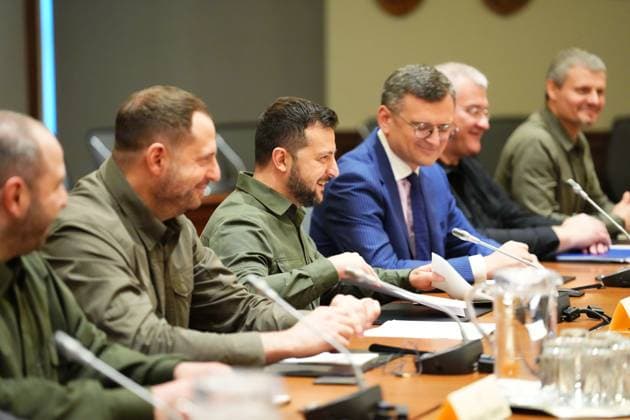 September 22, 2023, Ottawa, ON, Canada: Ukrainian President Volodymyr Zelenskyy (centre) takes part in an expanded bilateral meeting with Prime Minister Justin Trudeau in Ottawa on Friday, Sept. 22, 2023. Ottawa Canada  - ZUMAc35_ 20230922_zaf_c35_065 Copyright: xSeanxKilpatrickx