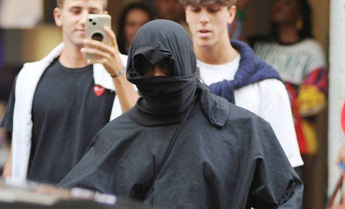 Bilder des Jahres 2023, Entertainment 09 September Entertainment Themen der Woche KW38 Entertainment Bilder des Tages - Milan, 22-09-2023 Kanye West leaves the Zanotti showroom in via Montenapoleone, where a huge crowd awaits him to get a souvenir photo MILAN -  Copyright: xIPA ABACAx BRIPA20230922_1235 IPA ABACAx BRIPA20230922_1235