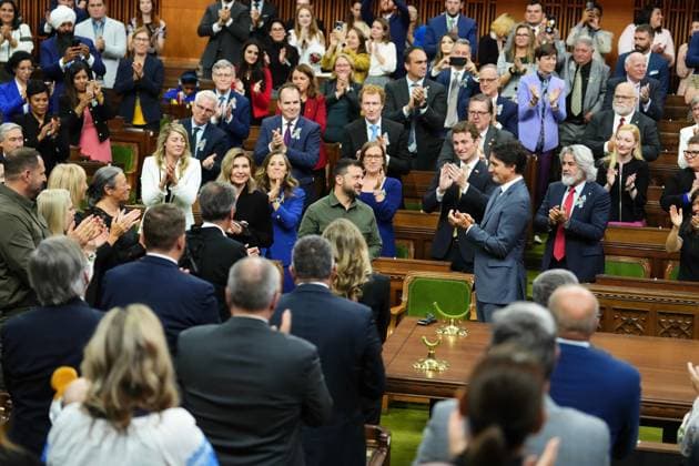 September 22, 2023, Ottawa, ON, Canada: Ukrainian President Volodymyr Zelenskyy receives a standing ovation from Prime Minister Justin Trudeau and parliamentarians as he arrives to deliver a speech in the House of Commons in Ottawa on Friday, Sept. 22, 2023. Ottawa Canada  - ZUMAc35_ 20230922_zaf_c35_078 Copyright: xSeanxKilpatrickx