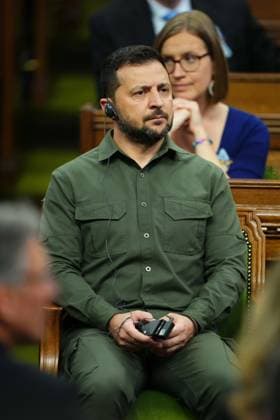 September 22, 2023, Ottawa, ON, Canada: Ukrainian President Volodymyr Zelenskyy looks on as Prime Minister Justin Trudeau speaks in the House of Commons in Ottawa on Friday, Sept. 22, 2023. Ottawa Canada  - ZUMAc35_ 20230922_zaf_c35_081 Copyright: xSeanxKilpatrickx