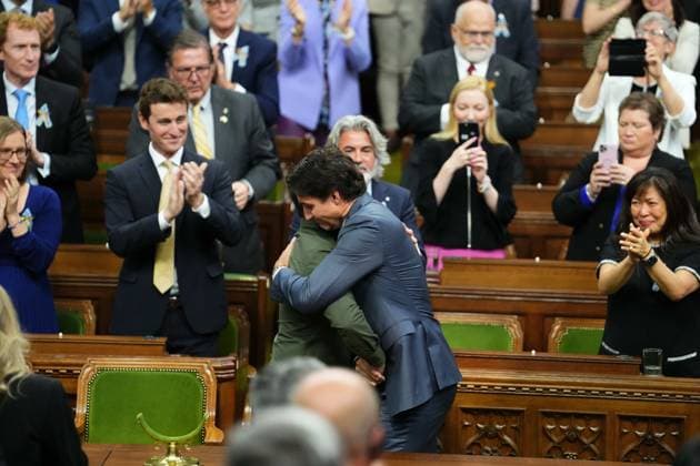 September 22, 2023, Ottawa, ON, Canada: Prime Minister Justin Trudeau hugs Ukrainian President Volodymyr Zelenskyy before his speech in the House of Commons in Ottawa on Friday, Sept. 22, 2023. Ottawa Canada  - ZUMAc35_ 20230922_zaf_c35_106 Copyright: xSeanxKilpatrickx