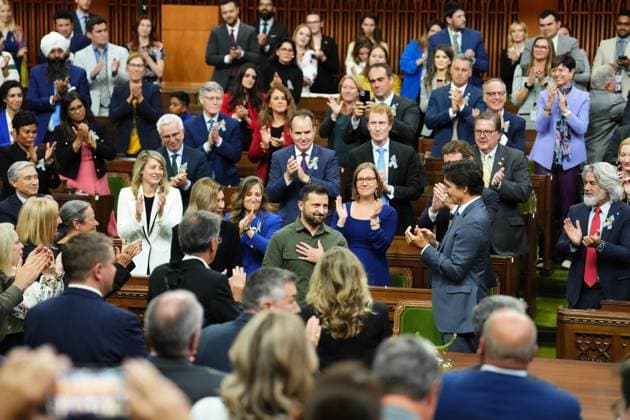 September 22, 2023, Ottawa, ON, Canada: Ukrainian President Volodymyr Zelenskyy receives a standing ovation from Prime Minister Justin Trudeau and parliamentarians after delivering a speech in the House of Commons in Ottawa on Friday, Sept. 22, 2023. Ottawa Canada  - ZUMAc35_ 20230922_zaf_c35_108 Copyright: xSeanxKilpatrickx