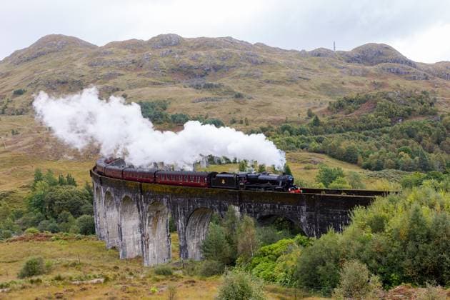 Entertainment Themen der Woche KW38 News Bilder des Tages Vorbeifaht des Jacobite Steam Train (auch bekannt als Hogwarts Express) Der Glenfinnan-Viadukt ist ein Eisenbahnviadukt an der Strecke der West Highland Line in Glenfinnan, in den schottischen Highlands.. Bekannt wurde der Viadukt durch die Szenen in den Harry Potter Filmen, welcher vom fiktiven Hogwarts Express befahren wird. 22.09.2023 Glenfinnan Schottland Großbritannien *** Passing of the Jacobite Steam Train also known as the Hogwarts Express The Glenfinnan Viaduct is a railroad viaduct on the West Highland Line at Glenfinnan, in the Scottish Highlands The viaduct became famous for the scenes in the Harry Potter films, which is used by the fictional Hogwarts Express 22 09 2023 Glenfinnan Scotland United Kingdom