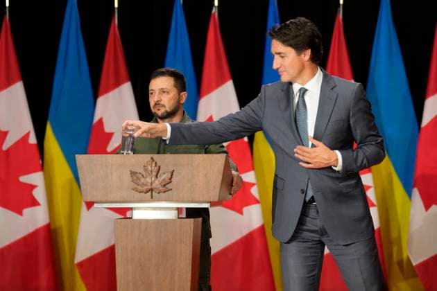 September 22, 2023, Ottawa, ON, Canada: Prime Minister Justin Trudeau places a glass of water in front of Ukrainian President Volodymyr Zelenskyy as he speaks to the media at a joint press conference on Parliament Hill in Ottawa on Friday, Sept. 22, 2023. Ottawa Canada  - ZUMAc35_ 20230922_zaf_c35_126 Copyright: xAdrianxWyldx