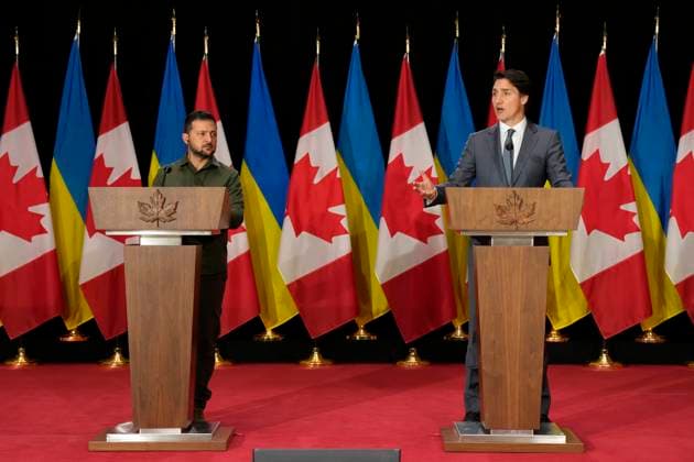 September 22, 2023, Ottawa, ON, Canada: Ukrainian President Volodymyr Zelenskyy, left, and Prime Minister Justin Trudeau speak to the media at a joint press conference on Parliament Hill in Ottawa on Friday, Sept. 22, 2023. Ottawa Canada  - ZUMAc35_ 20230922_zaf_c35_129 Copyright: xAdrianxWyldx