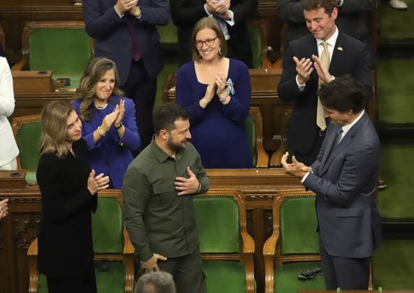 September 22, 2023, Ottawa, ON, Canada: Ukrainian President Volodymyr Zelenskyy receives a standing ovation from Prime Minister Justin Trudeau and parliamentarians after delivering a speech in the House of Commons on Parliament Hill in Ottawa on Friday, Sept. 22, 2023. Ottawa Canada  - ZUMAc35_ 20230922_zaf_c35_141 Copyright: xPatrickxDoylex