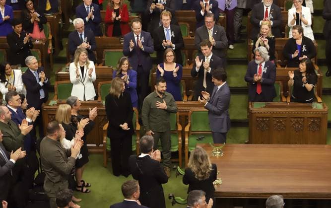 September 22, 2023, Ottawa, ON, Canada: Ukrainian President Volodymyr Zelenskyy receives a standing ovation from Prime Minister Justin Trudeau and parliamentarians after delivering a speech in the House of Commons on Parliament Hill in Ottawa on Friday, Sept. 22, 2023. Ottawa Canada  - ZUMAc35_ 20230922_zaf_c35_143 Copyright: xPatrickxDoylex