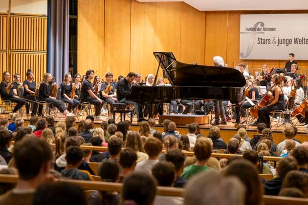 22 09 2023, International Classical Music Festival Festival of Nations 2023, at the Kurhaus Bad Wörishofen in Unterallgäu, Caution Classical Music The great school concert for schoolchildren in the Kursaal with Igor Levit with the vbw Festival Orchestra 22 09 2023, Classical Music Festival Bad Wörishofen 22 09 2023, Classical Music Festival Bad Wörishofen