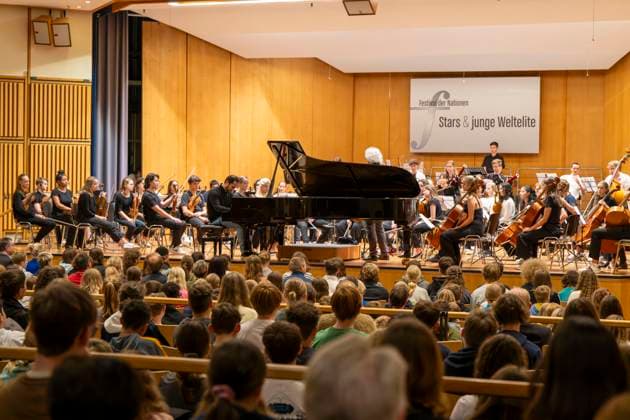 22 09 2023, International Classical Music Festival Festival of Nations 2023, at the Kurhaus Bad Wörishofen in Unterallgäu, Caution Classical Music The great school concert for schoolchildren in the Kursaal with Igor Levit with the vbw Festival Orchestra 22 09 2023, Classical Music Festival Bad Wörishofen 22 09 2023, Classical Music Festival Bad Wörishofen