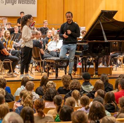 22 09 2023, International Classical Music Festival Festival of Nations 2023, at the Kurhaus Bad Wörishofen in Unterallgäu, Caution Classical Music The great school concert for schoolchildren in the Kursaal with Igor Levit re with the vbw festival orchestra li presenter Katharina Neuschaefer 22 09 2023, Classical Music Festival Bad Wörishofen 22 09 2023, Classical Music Fes