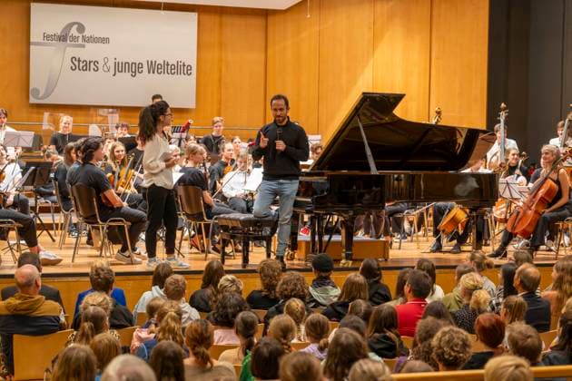 22 09 2023, International Classical Music Festival Festival of Nations 2023, at the Kurhaus Bad Wörishofen in Unterallgäu, Caution Classical Music The great school concert for schoolchildren in the Kursaal with Igor Levit re with the vbw festival orchestra li presenter Katharina Neuschaefer 22 09 2023, Classical Music Festival Bad Wörishofen 22 09 2023, Classical Music Fes