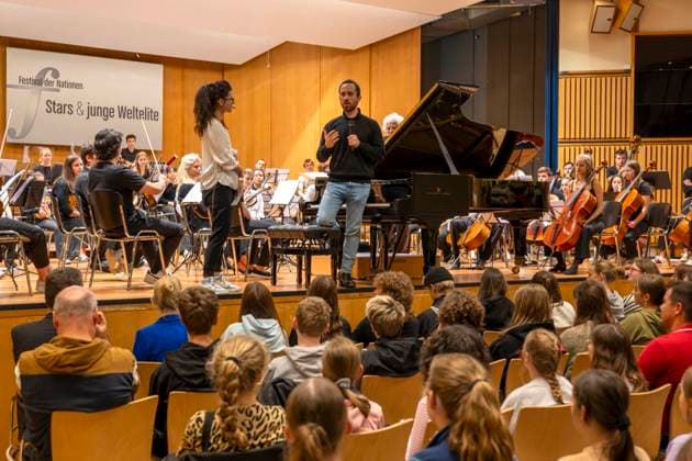 22 09 2023, International Classical Music Festival Festival of Nations 2023, at the Kurhaus Bad Wörishofen in Unterallgäu, Caution Classical Music The great school concert for schoolchildren in the Kursaal with Igor Levit re with the vbw festival orchestra li presenter Katharina Neuschaefer 22 09 2023, Classical Music Festival Bad Wörishofen 22 09 2023, Classical Music Fes