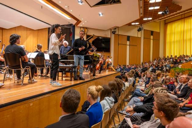22 09 2023, International Classical Music Festival Festival of Nations 2023, at the Kurhaus Bad Wörishofen in Unterallgäu, Caution Classical Music The great school concert for schoolchildren in the Kursaal with Igor Levit re with the vbw festival orchestra li presenter Katharina Neuschaefer 22 09 2023, Classical Music Festival Bad Wörishofen 22 09 2023, Classical Music Fes