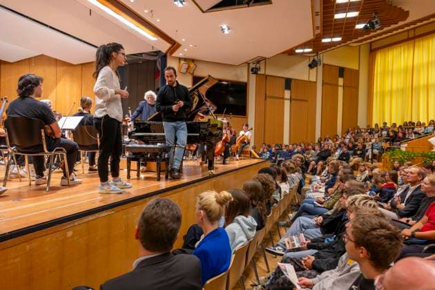 22 09 2023, International Classical Music Festival Festival of Nations 2023, at the Kurhaus Bad Wörishofen in Unterallgäu, Caution Classical Music The great school concert for schoolchildren in the Kursaal with Igor Levit re with the vbw festival orchestra li presenter Katharina Neuschaefer 22 09 2023, Classical Music Festival Bad Wörishofen 22 09 2023, Classical Music Fes