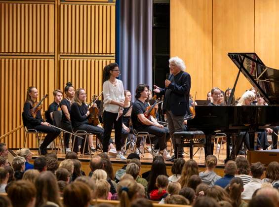 22 09 2023, International Classical Music Festival Festival of Nations 2023, at the Kurhaus Bad Wörishofen in Unterallgäu, Caution Classical Music The great school concert for schoolchildren in the Kursaal with Igor Levit with the vbw Festival Orchestra, re Christoph Adt, conductor li presenter Katharina Neuschaefer 22 09 2023, Classical Music Fest
