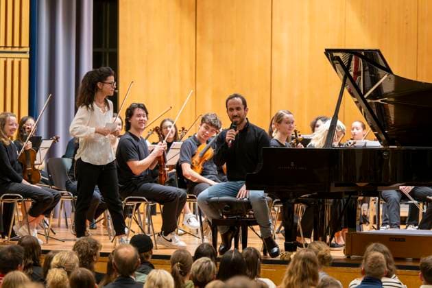 22 09 2023, International Classical Music Festival Festival of Nations 2023, at the Kurhaus Bad Wörishofen in Unterallgäu, Caution Classical Music The great school concert for schoolchildren in the Kursaal with Igor Levit re with the vbw festival orchestra li presenter Katharina Neuschaefer 22 09 2023, Classical Music Festival Bad Wörishofen 22 09 2023, Classical Music Fes