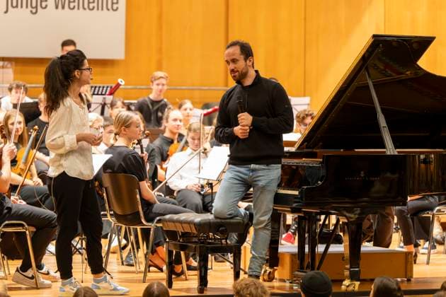 22 09 2023, International Classical Music Festival Festival of Nations 2023, at the Kurhaus Bad Wörishofen in Unterallgäu, Caution Classical Music The great school concert for schoolchildren in the Kursaal with Igor Levit re with the vbw festival orchestra li presenter Katharina Neuschaefer 22 09 2023, Classical Music Festival Bad Wörishofen 22 09 2023, Classical Music Fes