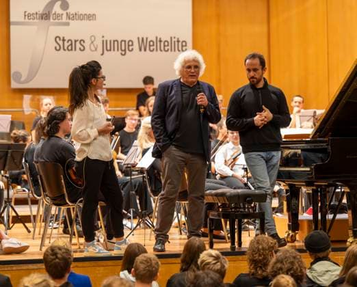 22 09 2023, International Classical Music Festival Festival of Nations 2023, at the Kurhaus Bad Wörishofen in Unterallgäu, Caution Classical Music The great school concert for schoolchildren in the Kursaal with Igor Levit re with the vbw Festival Orchestra li Moderator Katharina Neuschaefer , center Christoph Adt Conductor 22 09 2023, Clas