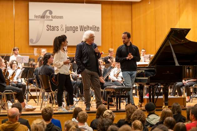 22 09 2023, International Classical Music Festival Festival of Nations 2023, at the Kurhaus Bad Wörishofen in Unterallgäu, Caution Classical Music The great school concert for schoolchildren in the Kursaal with Igor Levit re with the vbw Festival Orchestra li Moderator Katharina Neuschaefer , center Christoph Adt Conductor 22 09 2023, Clas