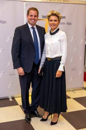 22 09 2023, International Classical Festival Festival of Nations 2023, at the Kurhaus Bad Wörishofen in Unterallgäu, opening concert in the Kursaal with pianist Igor Levit GER and orchestra Camerata Salzburg Before the reception of the guests of honor v lI Johannes Högel with wife Dr Bernadette Högel 22 09 2023, Classical Festival Bad Wörishofen 22 09 2023, Class