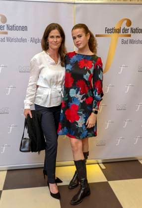 22 09 2023, International Classical Music Festival Festival of Nations 2023, at the Kurhaus Bad Wörishofen in Unterallgäu, opening concert in the Kursaal with pianist Igor Levit GER and Orchestra Camerata Salzburg Before the reception of the guests of honor li actress Ursula Buschhorn with daughter Paula 22 09 2023, Classical Music Festival Bad Wörishofen 22 09 2