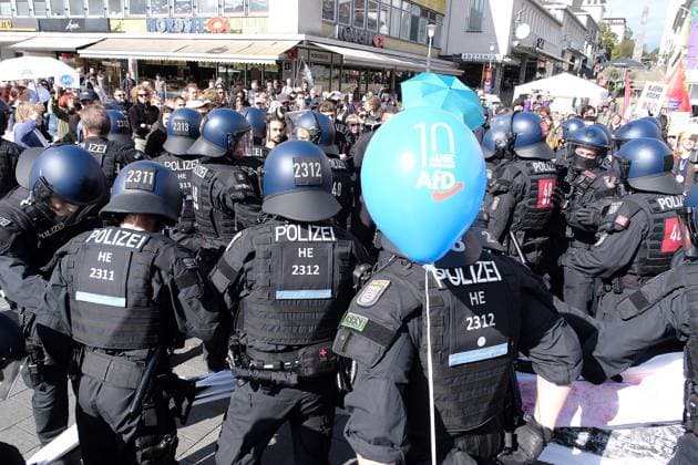 News Themen der Woche KW38 News Bilder des Tages 23.09.2023 xkhx Kassel, Landtagswahl Hessen 2023 ANTIFA - Demonstration Entschlossen gegen die AfD! Gegen rechte Hetze! - aufgrund der Wahlkampfveranstaltung mit dem AfD Abgeordneten Stephan Brandner Bild zeigt: Grosses Polizeiaufgebot - bereits im Vorfeld der Demonstration gibt es Gerangel zwischen Polizei und Demonstranten *** 23 09 2023 xkhx Kassel, state election Hesse 2023 ANTIFA demonstration Resolutely against the AfD Against right-wing agitation due to the election campaign event with the AfD MP Stephan Brandner Image shows Large police contingent already in the run-up to the demonstration there are scuffles between police and demonstrators KH
