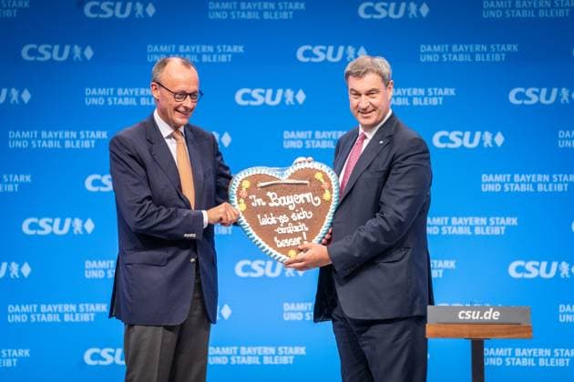 Bilder des Jahres 2023, News 09 September News Themen der Woche KW38 CSU-Parteitag zur Nominierung des Spitzenkandidaten zur Bayerischen Landtagswahl 2023 CSU-Parteitag zur Nominierung des Spitzenkandidaten zur Bayerischen Landtagswahl 2023 Markus Söder, designierter Spitzenkandidat und amtierender Ministerpräsident von Bayern, mit Friedrich Merz, CDU-Parteivorsitzender - Markus Söder übergibt an Friedrich Merz nach dessen Rede ein Lebkuchenherz;CSU-Parteitag zur Nominierung des Spitzenkandidaten zur Bayerischen Landtagswahl 2023 CSU-Parteitag zur Nominierung des Spitzenkandidaten zur Bayerischen Landtagswahl 2023 Markus Söder, designierter Spitzenkandidat und amtierender Ministerpräsid, *** CSU party congress for the nomination of the top candidate for the Bavarian state election 2