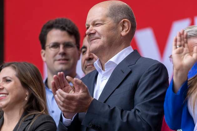 Reportage 23.09.2023 Auftritt von Bundeskanzler Olaf Scholz bei der Kundgebung der Bayerischen SPD zur Landtagswahl im Oktober 2023 Bundeskanzler Olaf Scholz bei seinem Auftritt in Nürnberg 2023 umgeben von der Land- und Bezirkstagskandidaten Nürnberg Bayern Deutschland *** Reportage 23 09 2023 appearance of Chancellor Olaf Scholz at the rally of the Bavarian SPD for the state elections in October 2023 Chancellor Olaf Scholz during his appearance in Nuremberg 2023 surrounded by the state and district parliamentary candidates Nuremberg Bavaria Germany
