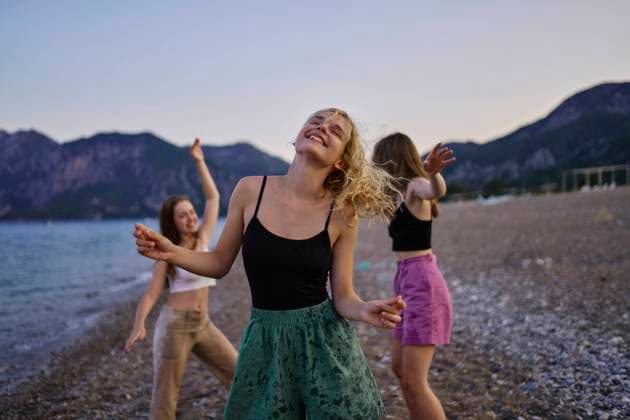 Carefree friends dancing at beach on vacation model released, Symbolfoto, ANNF00395