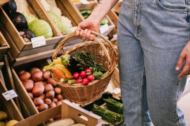 Woman shopping for fresh vegetables in supermarket model released, Symbolfoto property released, AMWF01682