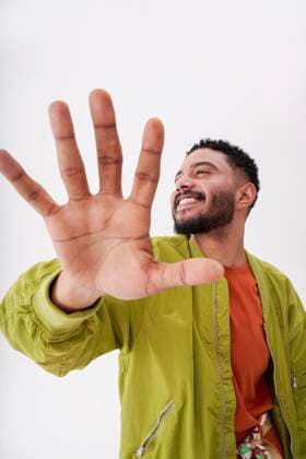 Creative Highlights Symbolbilder Smiling man gesturing against white background model released, Symbolfoto, EKHF00063