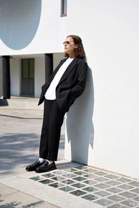Creative Highlights Symbolbilder Young man with hands in pockets leaning on wall of building model released, Symbolfoto, EKHF00076
