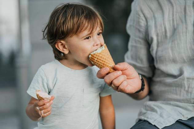 Father feeding ice cream cone to son model released, Symbolfoto, ANAF02047