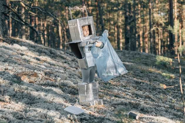 Creative Highlights Symbolbilder Boy wearing astronaut costume cleans up garbage in forest model released, Symbolfoto, EVKF00019