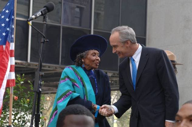 IMAGO ICONS: Maya Angelou RECORD DATE NOT STATED Dedication of new memorial at the African Burial Ground National Monument in New York City, New York, with keynote address by Secretary Dirk Kempthorne and presentations by dignitaries including New York City Mayor Michael Bloomberg, New York Senator Charles Schumer, General Services Administrator Lurita Doan, National Park Service Deputy Director for Operations Dan Wenk, African Burial Ground Superintendent Tara Morrison, New York Public Library Schomburg Center for Research in Black Culture Director Howard Dodson, poet and novelist Maya Angelou, and actors Sidney Poitier and Avery Brooks. The permanent memorial, constructed to honor the memories of the free and enslaved Africans bured at the original seven-acre Lower Manhattan site in the Copyright: xpiemagsx piemagsnarasecint07072023-28858 !ACHTUNG AUFNAHMEDATUM GESCHÄTZT!